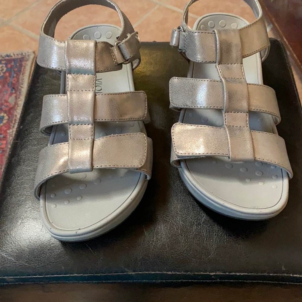 Ladies  vionic silver sandles